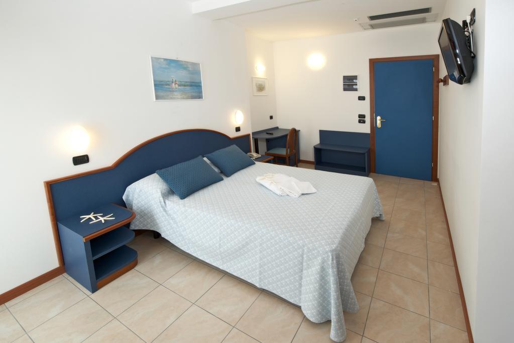 Double or Twin Room with Pool View,418679652:JPEG